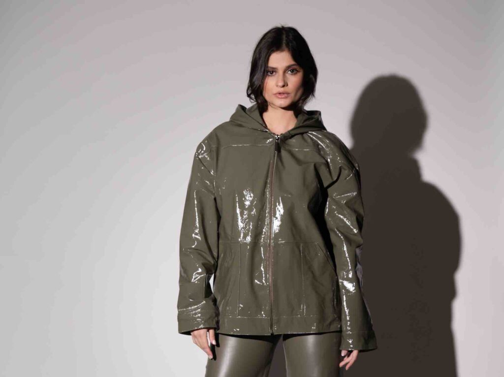 burgundy e verde oliva looks inverno couro feminino