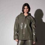 burgundy e verde oliva looks inverno couro feminino