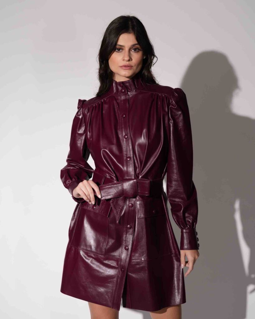 look feminino com trench coat de couro estilo sofisticado
